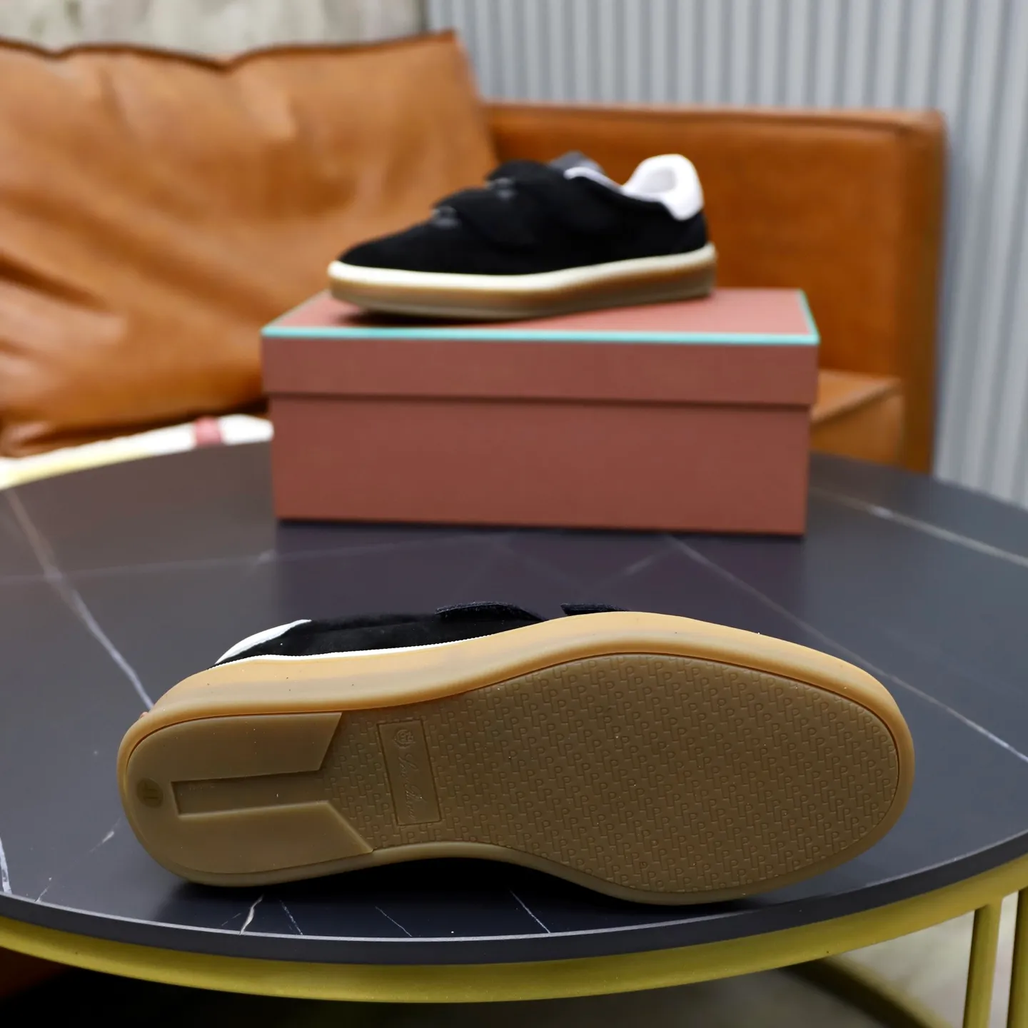 Ex-factory price: 560💰Loro Riana men’s moral training sneakers! Made from high-quality materials and designed in a low-cut silhouette, it offers an elegant and stylish look that's suitable for year-round wear. The unique double-layer sole aesthetic design, caramel cup-shaped outsole is decorated with off-white rubber trim, creating an attractive color combination. Pair with tailored pieces or jeans for a sophisticated yet casual look. The heel is decorated with soft cow leather tongue with Kummel color inserts and cotton laces with embossed LP logo. Upper: cow split suede stitching knitted fabric. Lining: original thickened soft sheepskin. Size: 38-39-40-41-42-43-44 (customized in 45.46)